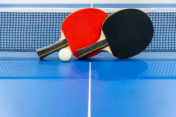 Raqueta Tenis Mesa Negra Roja Una Bola Blanca Mesa Ping — Foto de Stock