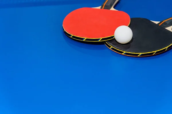 Schwarzer Und Roter Tischtennisschläger Und Ein Weißer Tischtennisball Auf Der — Stockfoto