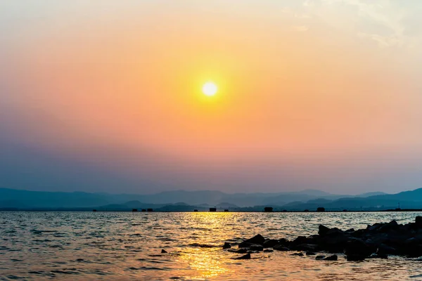 Krásná Příroda Krajina Žluté Slunce Oranžové Obloze Jezera Odrážející Zlaté — Stock fotografie