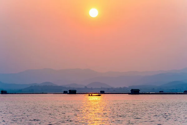 Beautiful Nature Landscape Silhouette Fisherman Driving Boat Home Sun Golden — Stock Photo, Image