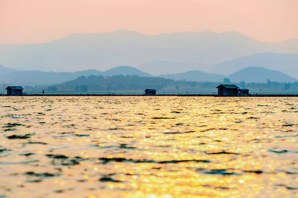 Schöne Naturlandschaft Silhouette Fischer Und Fischzucht Käfige Goldenes Sonnenlicht Reflektiert — Stockfoto