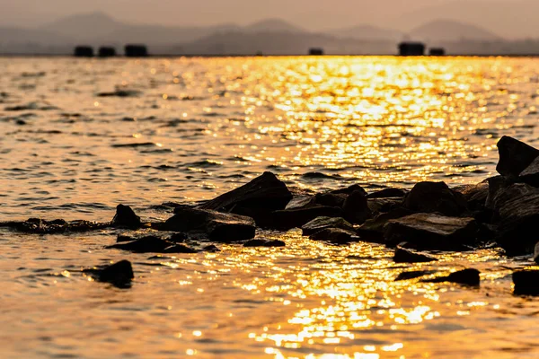 Schöne Naturlandschaft Mit Leuchtend Goldenem Sonnenlicht Reflektiert Das Gelbe Leuchten — Stockfoto