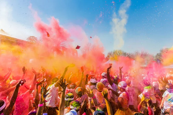 约翰内斯堡 2017 年轻人有乐趣在颜色奔跑5Km 马拉松 明亮的颜色油漆所有在大人群 — 图库照片