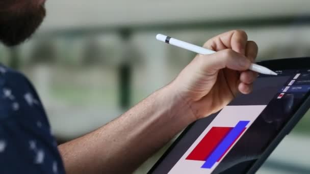 Grafický designér, kreslení na digitálním tabletu s digitální pero