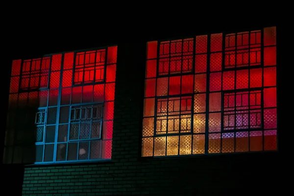夜のクラブや会場の産業鋼鉄窓枠の後ろに赤紫ブルー ブラック ライト ストックフォト