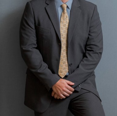 Kafa adam ayakta birlikte gri bir duvara elleriyle Akıllı elbiseli kırpılmış