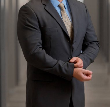 Kafa adam ayakta kol kol tutarak Akıllı takım elbiseli kırpılmış