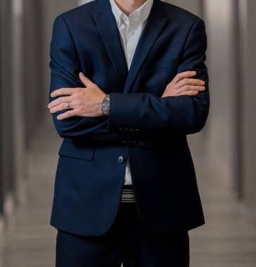 Kırpılan kafa adam ayakta katlanmış silah ile akıllı elbiseli