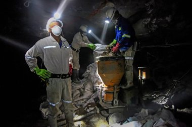 Rustenburg, Güney Afrika, 23 Mayıs 2011, yeraltı platin krom madencileri duvar ve çatı takviye için çimento karıştırma 