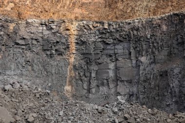 Çukur madenciliği manganez açık matkap delikleri ve mevduat gösterilen tortul katmanları