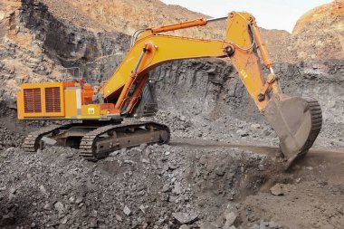 Cevher zengin rock kazma ve kaya Damperli kamyonlar için işleme üzerine yükleme Ekskavatör