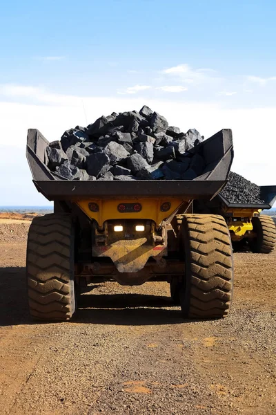 大規模な鉱石岩岩ダンプで運ばれているマンガン採掘と加工 — ストック写真