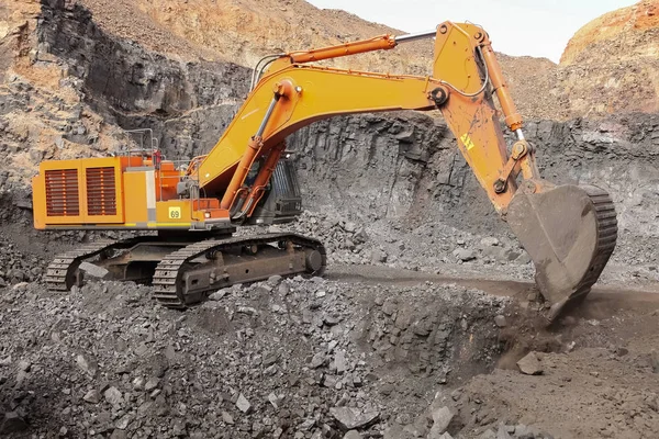 Excavadora Excavando Roca Rica Mineral Cargándola Camiones Volquete Roca Para — Foto de Stock