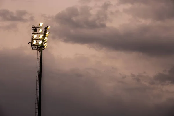 明亮的体育体育场灯在一个多云的晚上在约翰内斯堡南非 — 图库照片