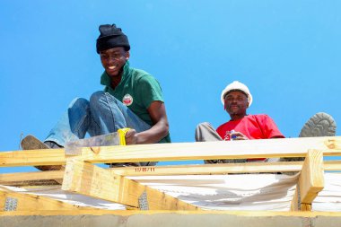 Soweto, Güney Afrika, 10 Eylül 2011, çeşitli topluluk üyeleri Soweto bir takım olarak düşük maliyetli bir ev inşa