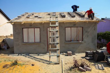 Soweto, Güney Afrika, 10 Eylül 2011, çeşitli topluluk üyeleri Soweto bir takım olarak düşük maliyetli bir ev inşa