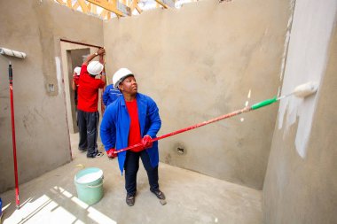 Soweto, Güney Afrika, 10 Eylül 2011, çeşitli topluluk üyeleri Soweto bir takım olarak düşük maliyetli bir ev inşa