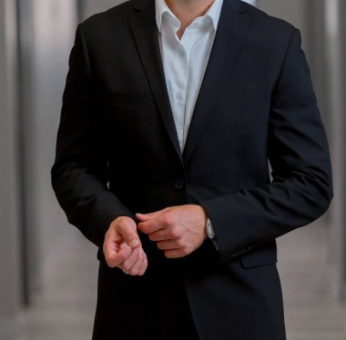 Kafa adam ayakta kol kol tutarak Akıllı takım elbiseli kırpılmış