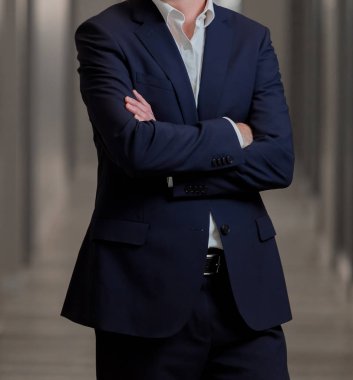 Kırpılan kafa adam ayakta katlanmış silah ile akıllı elbiseli