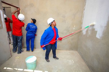 Soweto, Güney Afrika, 10 Eylül 2011, çeşitli topluluk üyeleri Soweto bir takım olarak düşük maliyetli bir ev inşa