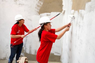 Soweto, Güney Afrika, 10 Eylül 2011, çeşitli topluluk üyeleri Soweto bir takım olarak düşük maliyetli bir ev inşa