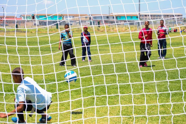 Cape Town Południowa Afryka Grudnia 2011 Zróżnicowane Dzieci Gry Piłka — Zdjęcie stockowe