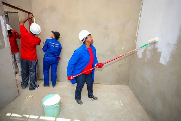 Soweto, Güney Afrika, 10 Eylül 2011, çeşitli topluluk üyeleri Soweto bir takım olarak düşük maliyetli bir ev inşa