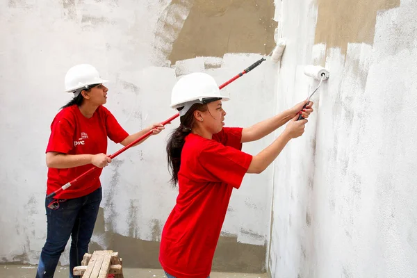 Soweto, Güney Afrika, 10 Eylül 2011, çeşitli topluluk üyeleri Soweto bir takım olarak düşük maliyetli bir ev inşa