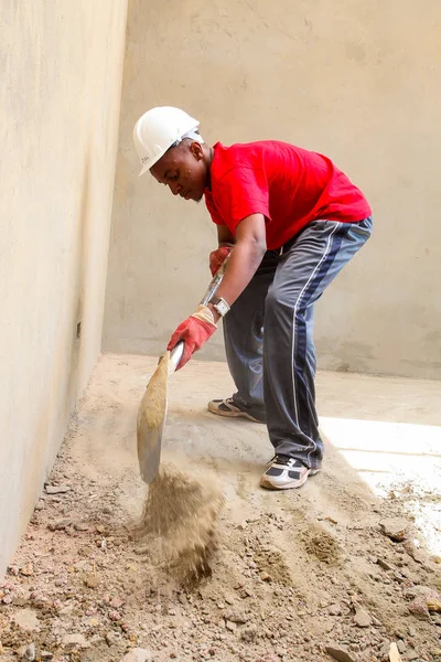 Soweto, Güney Afrika, 10 Eylül 2011, çeşitli topluluk üyeleri Soweto bir takım olarak düşük maliyetli bir ev inşa