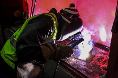 Kaynak metal bir atölyede, torch kaynak ile çalışan esnaf dostum