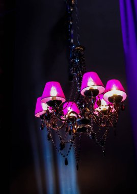 Pembe ve mor dekor mumlar ve kurumsal olay veya gala yemeği için lambalar