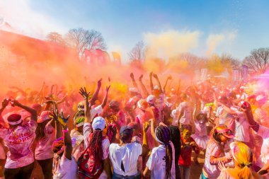 Johanneburg, Güney Afrika, 05/21/2017, 5 km maraton eğleniyor renk Çalıştır gençler, parlak renk boya her yerinde büyük bir kalabalığa