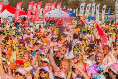 Johanneburg, Güney Afrika, 05/21/2017, 5 km maraton eğleniyor renk Çalıştır gençler, parlak renk boya her yerinde büyük bir kalabalığa