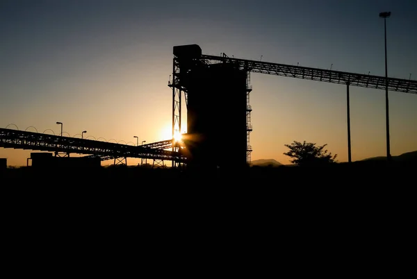Silhouet Van Een Mijnbouw Silo Transportband Gordels Bij Zonsondergang Een — Stockfoto