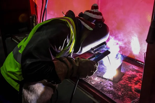 Kaynak metal bir atölyede, torch kaynak ile çalışan esnaf dostum