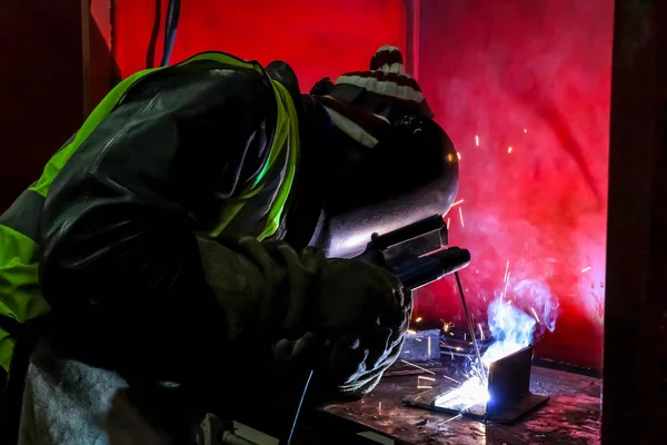 Homem Soldagem Metal Uma Oficina Tradesman Trabalhando Com Tocha Soldagem — Fotografia de Stock