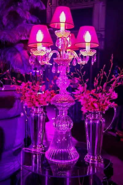 Růžová Fialová Dekorativní Svíčky Lampy Pro Firemní Akce Slavnostní Večeře — Stock fotografie
