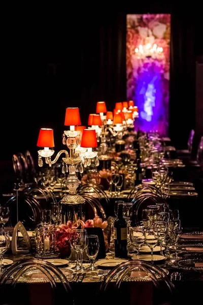 粉红色和紫色装饰与蜡烛和灯具为企业活动或晚宴 — 图库照片