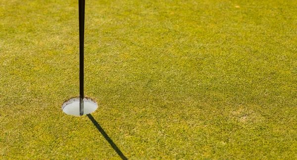 Fechar Campo Golfe Colocando Buraco Verde Com Pólo Bandeira Luz — Fotografia de Stock