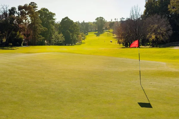 Öğleden Sonra Işık Gölge Ile Bayrak Ile Golf Sahası Yeşil — Stok fotoğraf