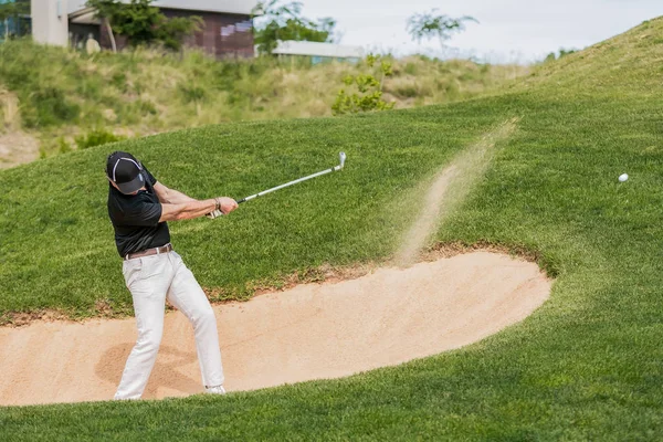 Hombre Golpeando Pelota Golf Bunker —  Fotos de Stock