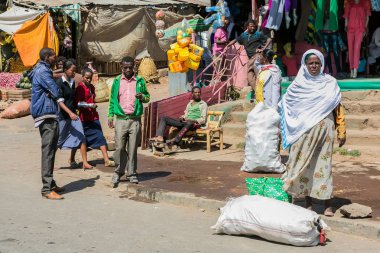 Addis Ababa, Etiyopya, 30 Ocak 2014, bir kadın ve bir marketin dışında duran bazı çocuklar