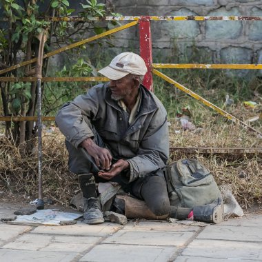 Addis Ababa, Etiyopya, 30 Ocak 2014, yaşlı adam köşe başında yalvarıyor takma bacaklı devre dışı