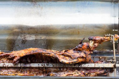 Güney Afrika'da Barbekü barbekü kuzu şiş et lokantası üzerinde ya da tükürmek Braai olarak bilinen