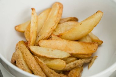 Bir kurumsal etkinlik gala yemeği ziyafette catering için taze pişmiş patates dilimleri büyük kase