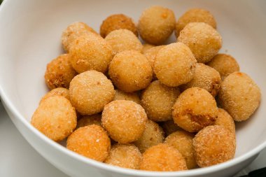 Bir kurumsal etkinlik gala yemeği ziyafette catering için derin ateş peynir topları büyük kase