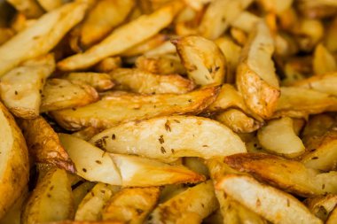 Bir kurumsal etkinlik gala yemeği ziyafette catering için taze pişmiş patates dilimleri büyük kase