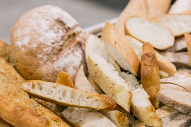 Büyük kase taze İtalyan ekmek bir kurumsal etkinlik gala yemeği ziyafette catering için