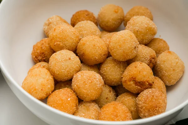 Bir kurumsal etkinlik gala yemeği ziyafette catering için derin ateş peynir topları büyük kase