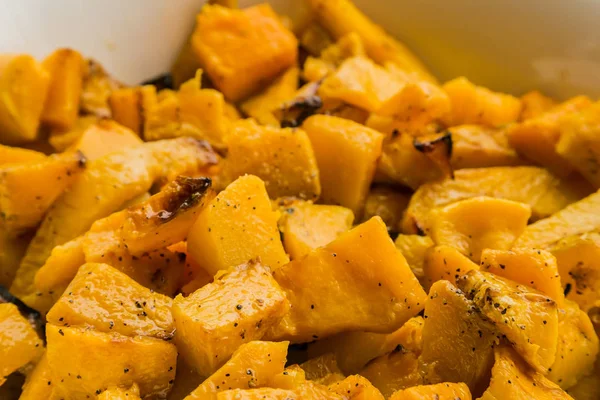 Bir kurumsal etkinlik gala yemeği ziyafette catering için taze pişmiş kabak butternut büyük kase